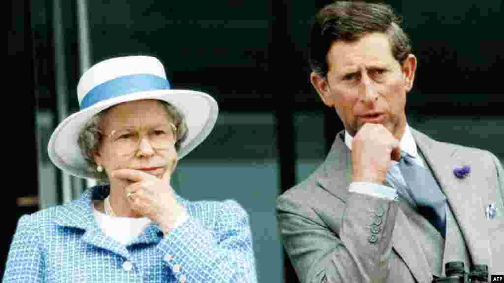 Regina Elisabeta a II-a și fiul său, Charles, urmăresc cursele de cai, în ziua celei de-a 40-a aniversări a încoronării reginei, pe 2 iunie 1993, la Epsom. Ea a urmărit adesea proprii cai în curse și a fost martoră la câteva victorii notabile. La 18 iunie 1954, calul ei, Landau, a câștigat Rous Memorial Stakes, iar un armăsar numit Aureole a câștigat Hardwicke Stakes. În 1957, regina a avut patru câștigători în timpul săptămânii de la Ascot și a devenit primul monarh domnitor care a câștigat Cupa de Aur de la Royal Ascot cu pur-sângele său, Estimate, în 2013. De asemenea, calul ei Highclere a câștigat celebrul Prix de Diane la Chantilly în 1975.