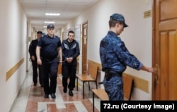 Марчукова ведуть на суд. Тюмень, Росія