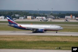 Avionul Aeroflot Airbus A330 aterizează pe pista aeroportului Șeremetievo, Moscova 24 iunie 2013. Delta Airlines și-a suspendat parteneriatul cu compania aeriană națională rusă Aeroflot pe 25 februarie, în urma invaziei pe scară largă a Rusiei în Ucraina.