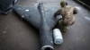 Украинский военный осматривает сбитый ранее беспилотник Shahed с термобарическим зарядом, запущенный Россией, 14 ноября 2024 года
