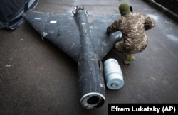 Український військовий оглядає збитий запущений Росією безпілотник Shahed-136 ( «Герань-2») із термобаричним зарядом. 14 листопада 2024 року