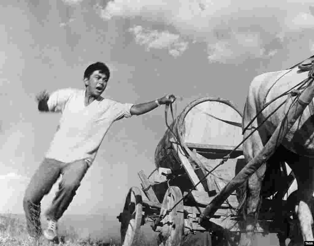 Болот Шамшиев "Аптап" тасмасында башкы ролду аткарып жаткан учуру.&nbsp; &nbsp; &nbsp;&nbsp;