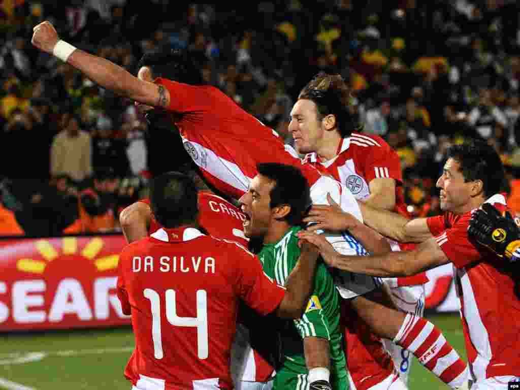 პარაგვაი - იაპონია 0:0, პენალტებით 5:3. პარაგვაელები გამარჯვებას ზეიმობენ! - მსოფლიო საფეხბურთო ჩემპიონატების ისტორიაში პირველად მეოთხედფინალში მეტი სამხრეთამერიკული გუნდი აღმოჩნდა, ვიდრე ევროპული. „დიდ რვიანში“ სამხრეთ ამერიკას ოთხი ქვეყანა წარმოადგენს (არგენტინა, ბრაზილია, პარაგვაი და ურუგვაი), ევროპას კი - სამი: გერმანია, ესპანეთი და ჰოლანდია. მასპინძელი კონტინენტი - აფრიკა - განის ნაკრებით არის წარმოდგენილი. მეოთხედფინალური მატჩები 2-3 ივლისს გამართება.