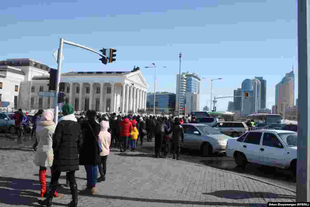 Мерекелік шара өтіп жатқан "Хан шатыр" сауда орталығы маңы.