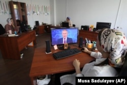 Office workers in Grozny watch the Direct Line call-in show on their computer screens.