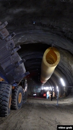 Imagine cu unul din tunelurile prevăzute pe autostrada A1 Sibiu-Pitești, prima autostradă din România care ar urma să traverseze Carpații.