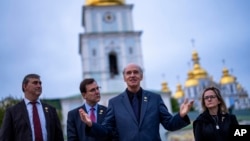 Конгресмени США під час пресконференції біля собору Святого Михайла в Києві, Україна, 22 квітня 2024 року