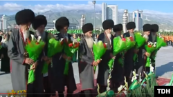 Türkmenistan. Ýaşuly nesil Konstitusiýa we döwlet Baýdagynyň gününe bagyşlanan çärelere gatnaşýar. Maý, 2019. Arhiwden alyndy. Illýustrasiýa suraty. 