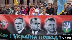 Марш слави Української повстанської армії (УПА). На банері портрети Євгена Коновальця, Степана Бандери та Романа Шухевича (зліва направо). Львів, 14 жовтня 2012 року 