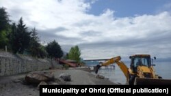 Отстранување на дивоградбина брегот на Охридското Езеро од страна на Општина Охрид.