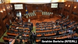 Deputetët duke u mbledhur në sallën e seancave të Kuvendit të Kosovës, më 23 prill 2025.