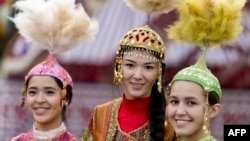 Францияда өткен этнофестивальде қазақша киінген балалар. Париж, 31 қазан 2014 жыл. (Көрнекі сурет)