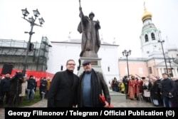 Губернатор Вологодской области Георгий Филимонов (слева) на торжественном открытии памятника Ивану Грозному в центре Вологды, 4 ноября 2025 года