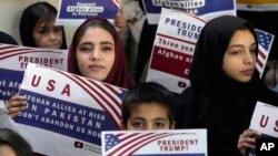 د امريکې تګ ته منتظر افغانان په اسلام اباد کې د مظاهرې په حال کې - انځور له ارشيفه 