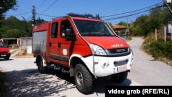 Një veturë e zjarrfikësve në fshatin Kçiq i Madh.