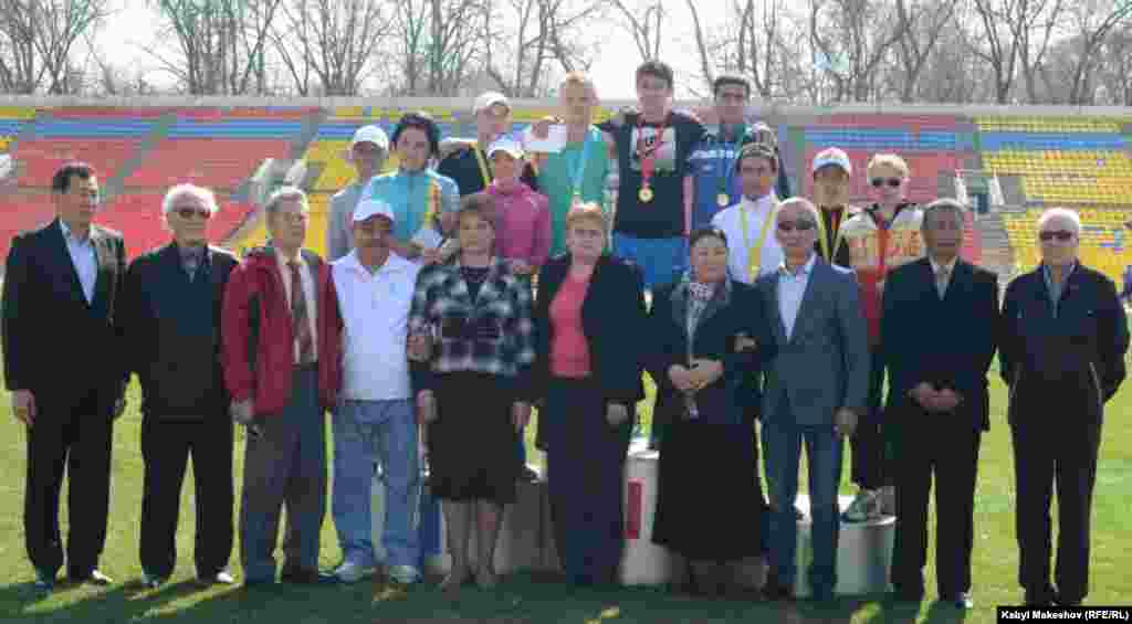 Орусиялык Юрий Клонцов экинчи орунду ээледи. Өзбекстандык Ортик Рамазанов коло байгелүү болду. Кыргызстандык жөө күлүк Адилет Кыштакбеков жаштыгына карабай, тажрыйбалуу күлүктөр менен тең тайлашып,  марага төртүнчү болуп келди.  