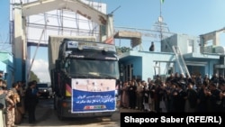 آرشیف، موتر باربری که از طریق راه لاجورد وارد ولایت هرات شده است.