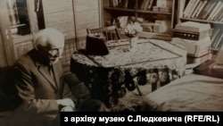 Станіслав Людкевич у своєму домі