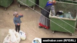 Türkmenistanda dowam edýän ykdysady kynçylyklaryň arasynda, zibil dörýän raýatlaryň, şol sanda çagalaryň köpelendigini synlasa bolýar. (Arhiw suraty)