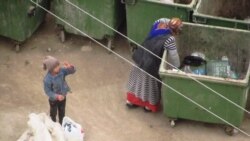 Zibil dörýän adam köpelýär, hökümet ýene 'ak öý', sadaka jaýyny gurup, uly baýrama taýýarlanýar