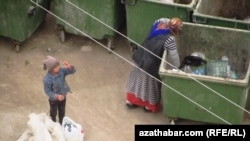Çagasy bilen plastik gap çöpleýän aýal. 