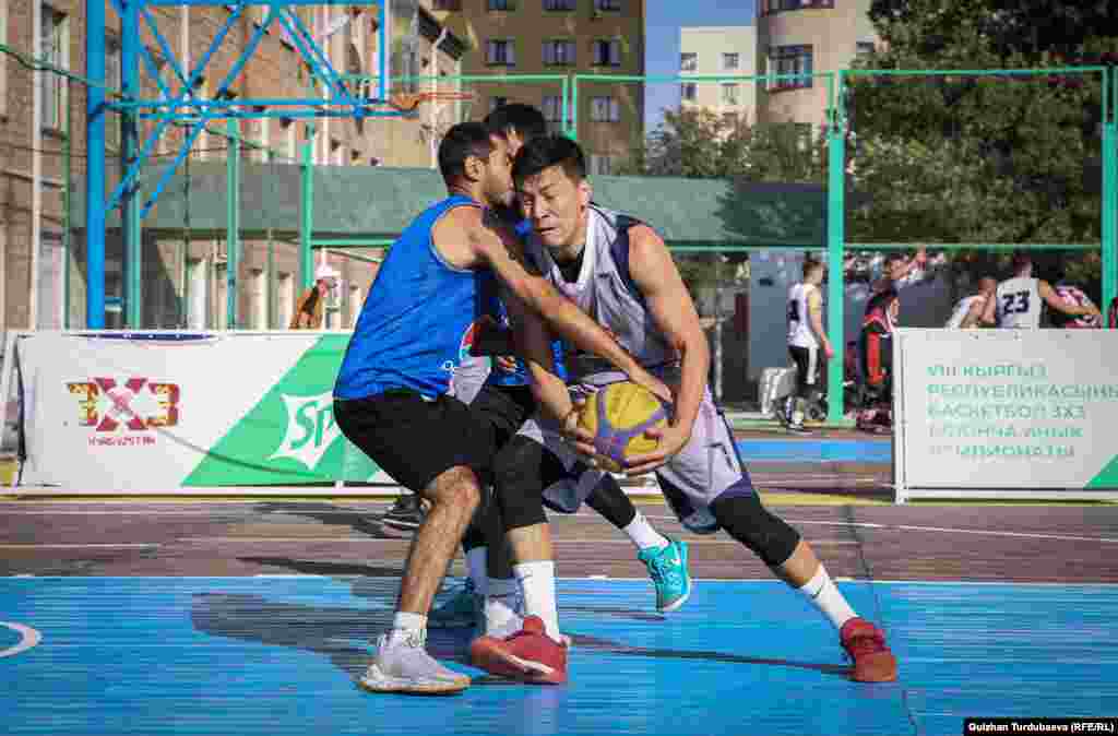 "Көк жал" командасынын оюнчусу Нуртай Субанбеков (боз кийимчен) атаандашын алдап өтүп жатат. Эркектер арасындагы мелдештерде "Көк жал" командасы жеңүүчү болду. Аталган команда жалпы жети беттеште жеңишке жеткен.&nbsp;