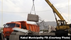 برداشتن موانع کانکریتی از اطراف وزارت دفاع افغانستان