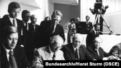 დასავლეთ გერმანიის კანცლერი ჰელმუტ შმიდტი (მარცხნივ), აღმოსავლეთ გერმანიის ლიდერი ერიხ ჰონეკერი (მარცხნივ მეორე) და აშშ-ის პრეზიდენტი ჯერალდ ფორდი 1975 წელს ჰელსინკიში გამართულ ევროპის უსაფრთხოებისა და თანამშრომლობის ისტორიულ კონფერენციაზე