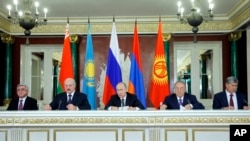 Autocratul belarus a făcut aceste remarci în timpul unui summit cu Putin în stațiunea Soci, la Marea Neagră, unde cei doi au avut a șaptea întâlnire față în față.