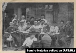 ჩონგურით ხელში - სამუელ მანველიშვილი, გადაღებულია ფოთში, მისსავე სამიკიტნოში