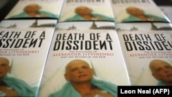 Ілюстраційне фото. Примірники книжки «Смерть дисидента» Марини Литвиненко та Алекса Ґольдфарба 