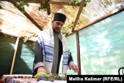 Igor Kožemjakin, iz Jevrejske zajednice u BiH, kaže da o Crnoj kući nema mnogo pouzdanih podataka, ali je poznato da je bila neka vrsta sabirnog logora.