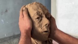 د غزې هنرمند د ویجاړو ودانیو له کاڼو او خاورې مجسمې جوړوي