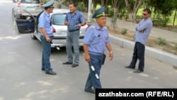 Aşgabatda Polisiýanyň ýol gözegçiligi gullugynyň işgärleri sürüjileri saklaýar. Illýustrasiýa suraty. 