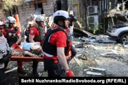 Рятувальники несуть деблоковану людину. Київ, 17 червня 2025 року