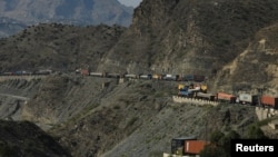 له افغانستان سره د لارو بندېدو له وجې د خیبر پر دره تورخم ته تلونکې ګڼې مال لېږدوونکې لارۍ ولاړې دي - د اکتوبر ۱۵مې انځور.