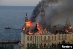 Пожежа в Одесі, що виникла внаслідок російської ракетної атаки по ОДесі вдень 29 квітня. Ракети мали касетну складову, загинуло5 людей, а 32 отримали поранення