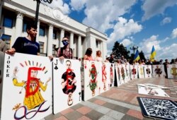 Перфоманс Сергея Захарова «Карточный домик Путина» под украинским парламентом. Правозащитники требовали принятия закона о военных преступниках