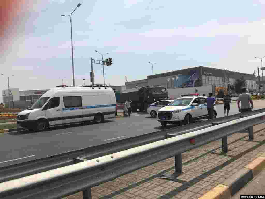 "Ақмешіт" мешіті мен "Бекжан" базары алдындағы көшедегі полиция көлігі.