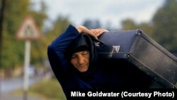 Абхазиядагы согуштан кийин качкан  аял. Иллюстрациялык сүрөт. 