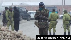 Ак-Сайдагы чек арачылар, Баткен.
