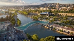 نمایی از پل صلح بر رود متکواری (کورا) در تفلیس پایتخت گرجستان 