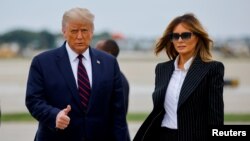 Donald și Melania Trump pe aeroportul din Cleveland, înainte de prima dezbatere prezidențială, 29 septembrie 2020.