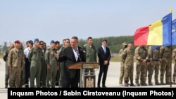 Nicolae Ciuca, ministrul Apărării, a fost prezent la aeroport la întoarcerea românilor