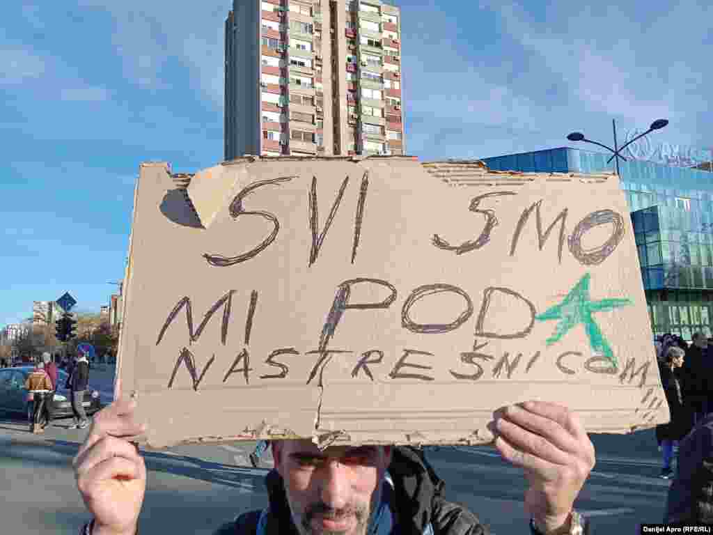 Na jednom od transparenata pisalo je i "Svi smo mi pod nadstrešnicom".