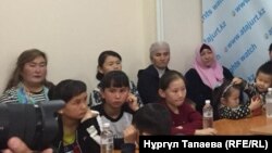 На пресс-конференции в офисе Казахстанского бюро по правам человека, в которой участвуют десятки детей, чьи родители являются «узниками политических лагерей», расположенных в китайском регионе Синьцзян. Алматы, 2 ноября 2018 года.