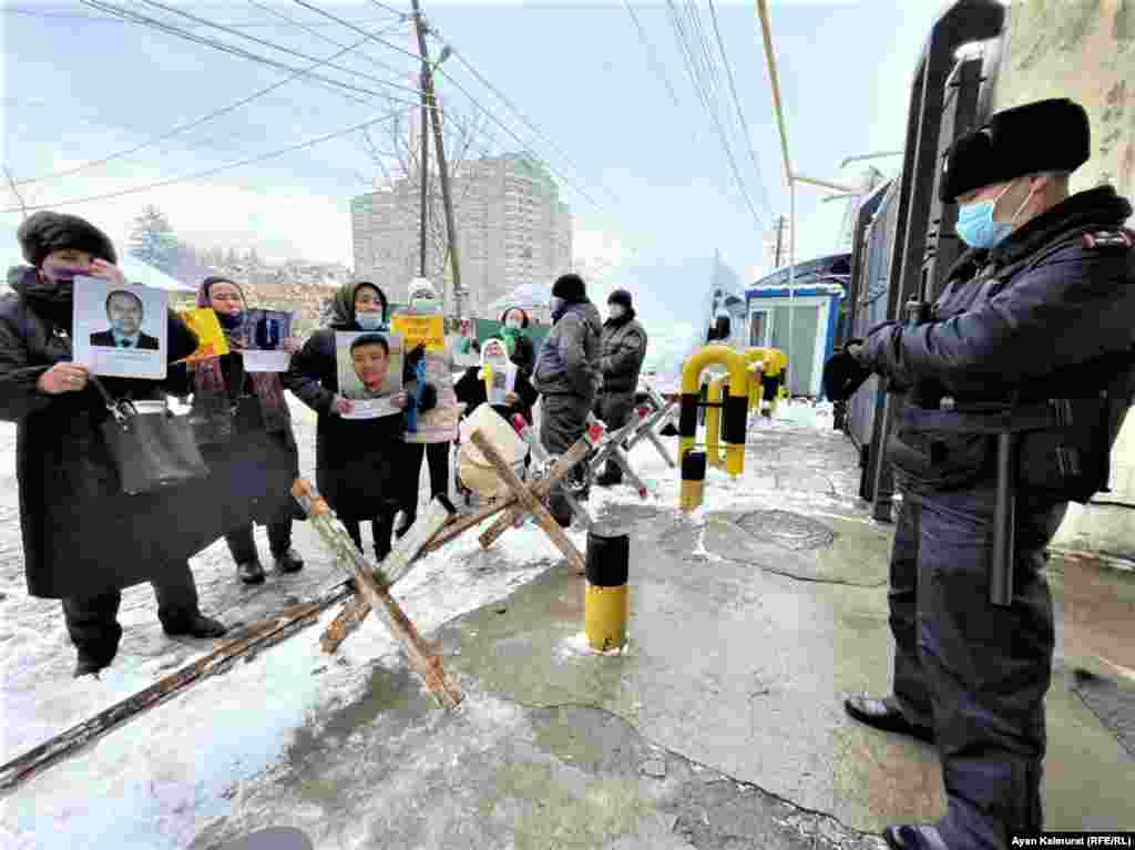 Қазақстан сыртқы істер министрлігі 25 ақпанда Пекинмен Қытайда қалған қазақтар мәселесін онлайн режимде талқылағанын хабарлады.&nbsp;"Консультациялар барысында Қазақстан тарапы екі мемлекеттің ұлты қазақ азаматтарынан құралған отбасылардың қайта қосылу мәселелерін көтерді" дейді Қазақстан СІМ. Қысқа хабаралмада екі ел азаматтарының виза алуы, кіріп-шығу мәселелері де талқыланғаны жазылған.