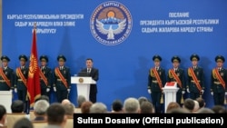 Садыр Жапаров жаңы Конституцияга кол коюу аземинде. 2021-жыл, 5-май