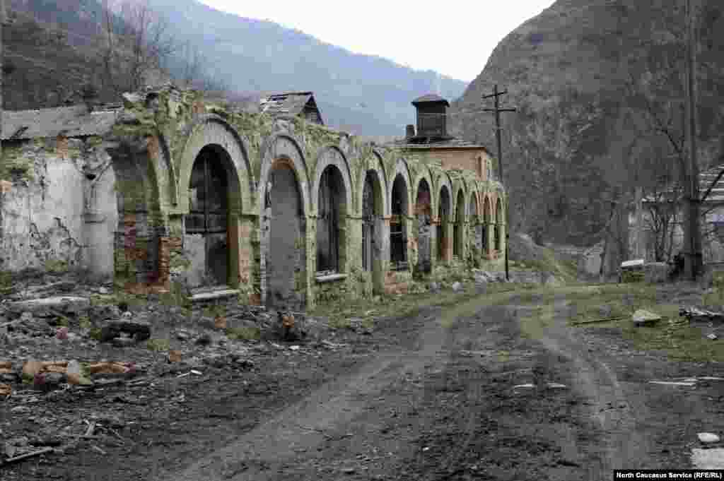 Во "времена бельгийцев" Садон был процветающим шахтерским поселком со множеством красивых зданий. Сейчас об этом можно только догадываться по руинам европейкой архитектуры.