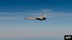 Слика објавена од шведските воздухопловни сили покажува руски борбен авион МиГ-31 како лета над Балтичкото Море, откако го нарушил естонскиот воздушен простор на 19 септември.